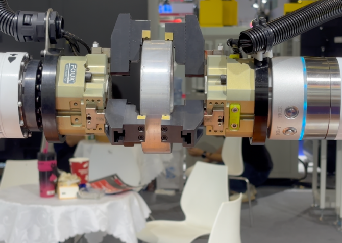 fouk 3 finger pneumatic gripper working image.png